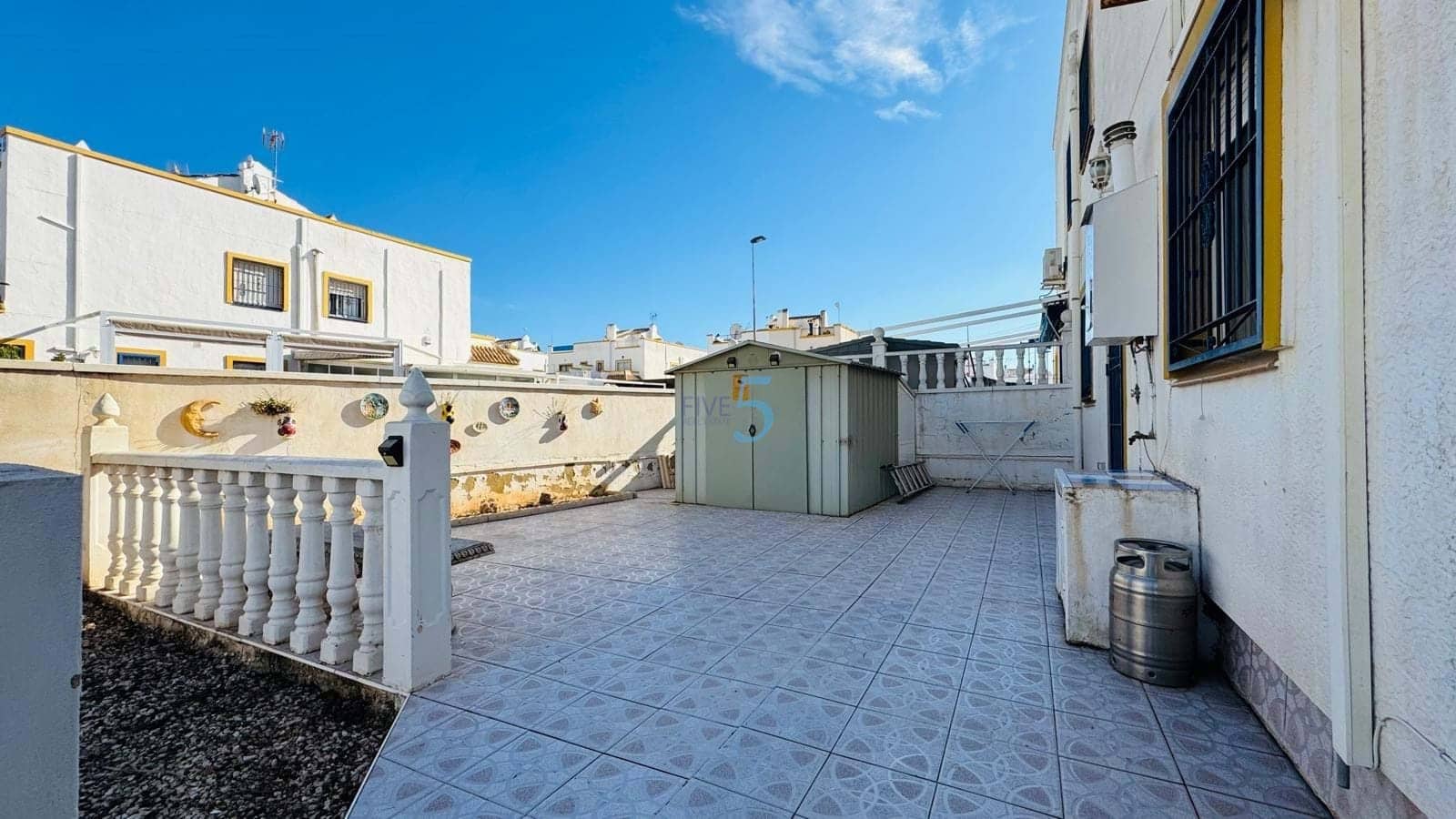 3 sypialnia Dom na sprzedaż w Torrevieja z basenem garażem - 199 900 € (Ref: 9517930)