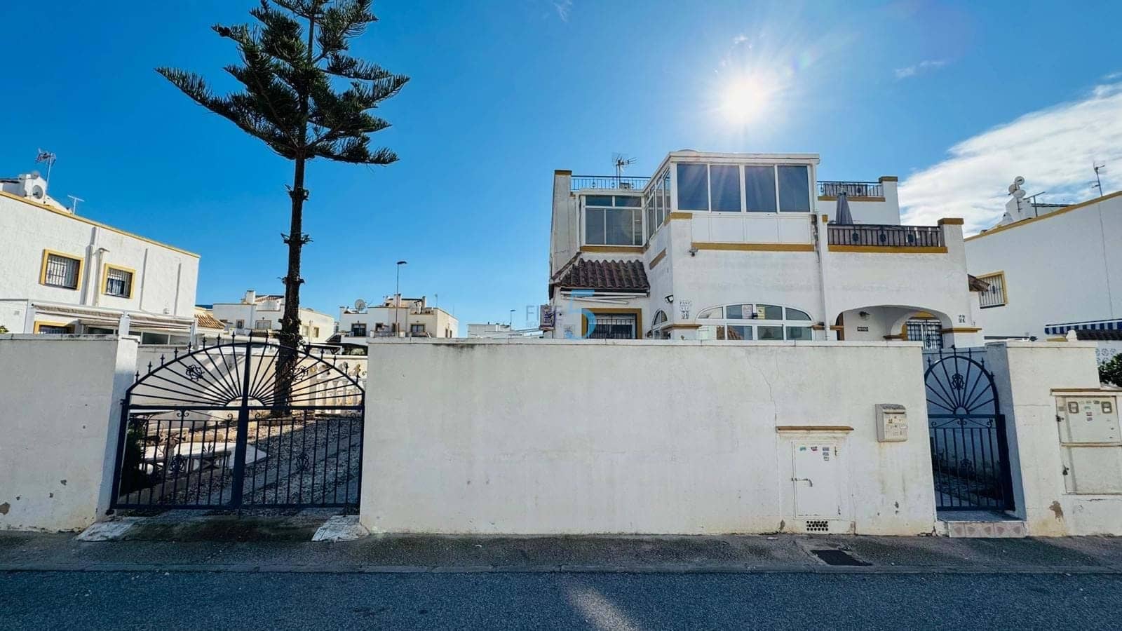 3 sypialnia Dom na sprzedaż w Torrevieja z basenem garażem - 199 900 € (Ref: 9517930)
