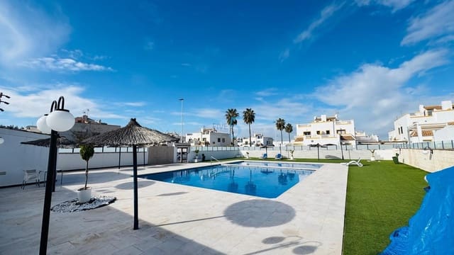 3 sypialnia Dom na sprzedaż w Torrevieja z basenem garażem - 199 900 € (Ref: 9517930)