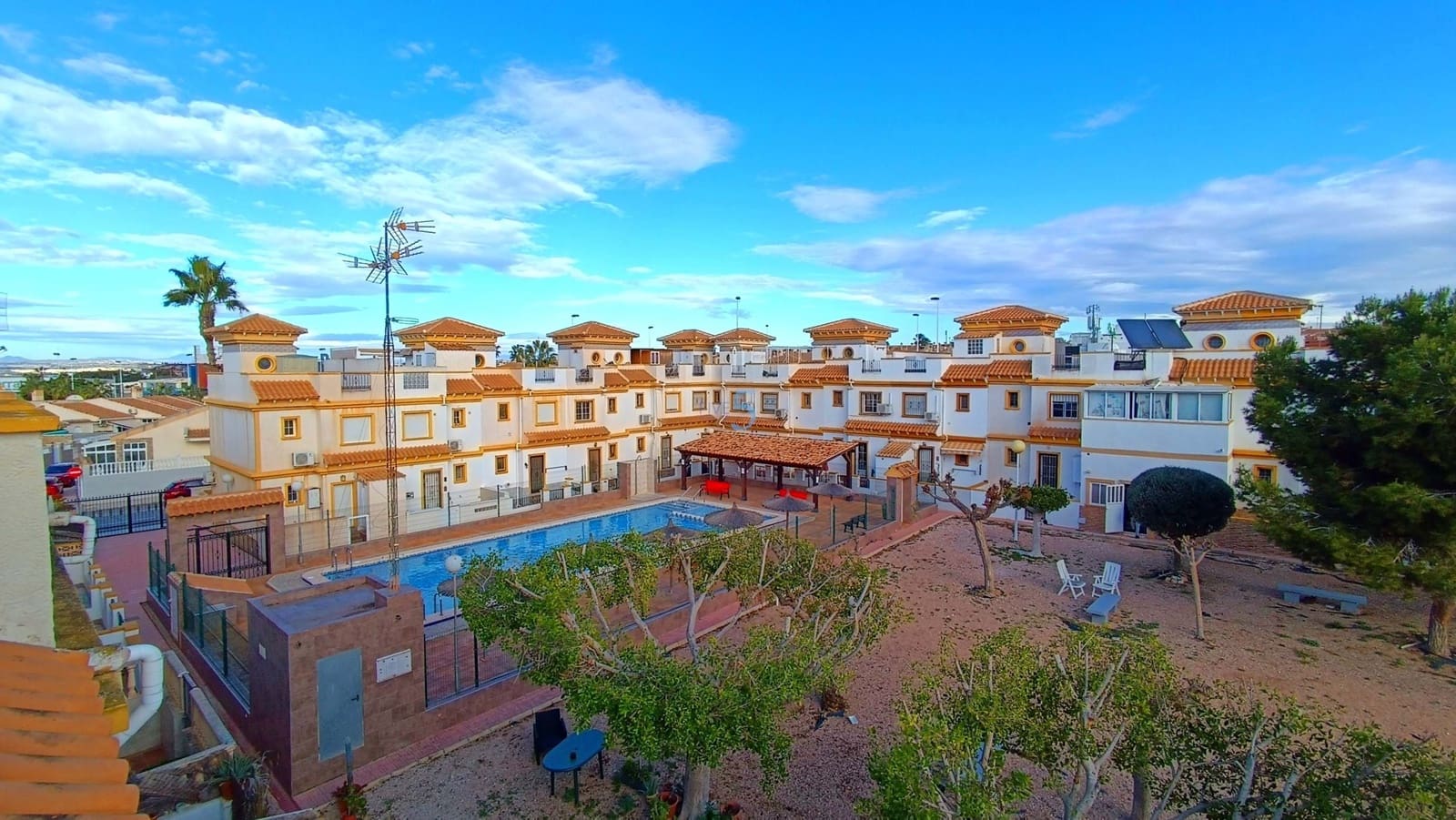 3 sypialnia Dom na sprzedaż w Torrevieja z basenem - 195 000 € (Ref: 9528930)