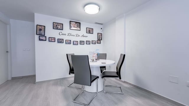 Apartamento de 3 habitaciones en Villamartin, Orihuela en venta con piscina garaje - 350.000 € (Ref: 9542781)