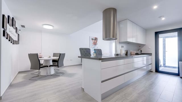 Apartamento de 3 habitaciones en Villamartin, Orihuela en venta con piscina garaje - 350.000 € (Ref: 9542781)