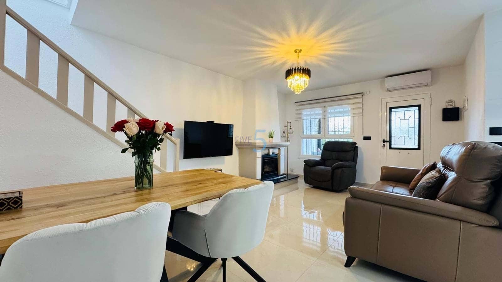 Casa de 3 habitaciones en Villamartin en venta con piscina - 299.900 € (Ref: 9542782)