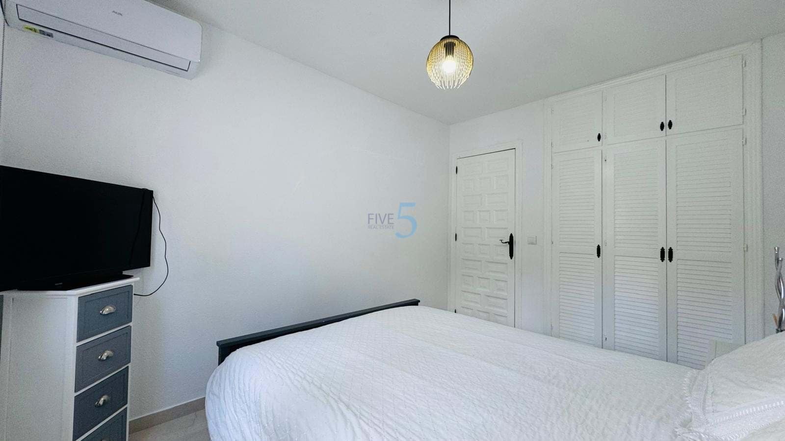 Casa de 3 habitaciones en Villamartin en venta con piscina - 299.900 € (Ref: 9542782)