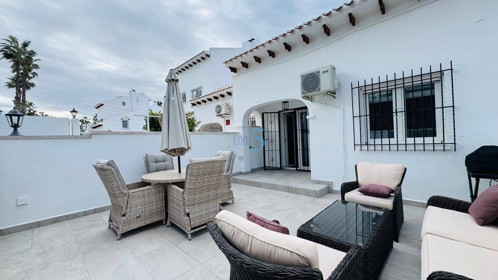 Casa de 3 habitaciones en Villamartin en venta con piscina - 299.900 € (Ref: 9542782)