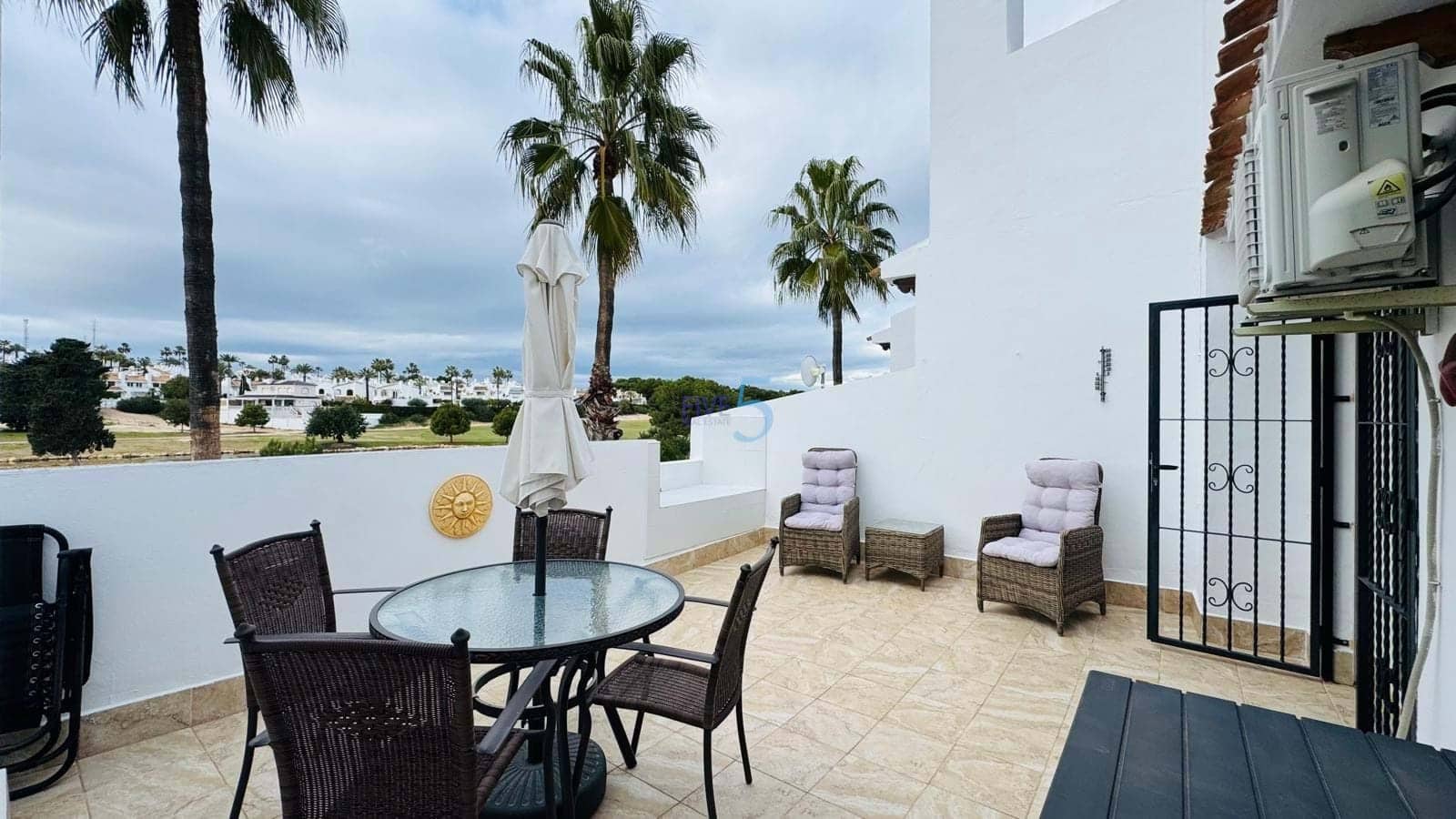 Casa de 3 habitaciones en Villamartin en venta con piscina - 299.900 € (Ref: 9542782)