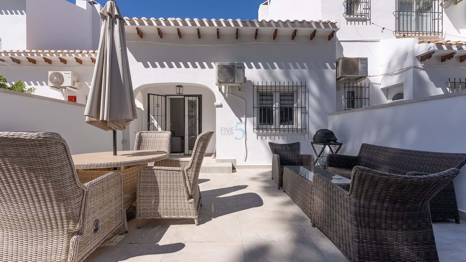 3 bedroom Townhouse for sale in Villamartin with pool - € 299,900 (Ref: 9542782)