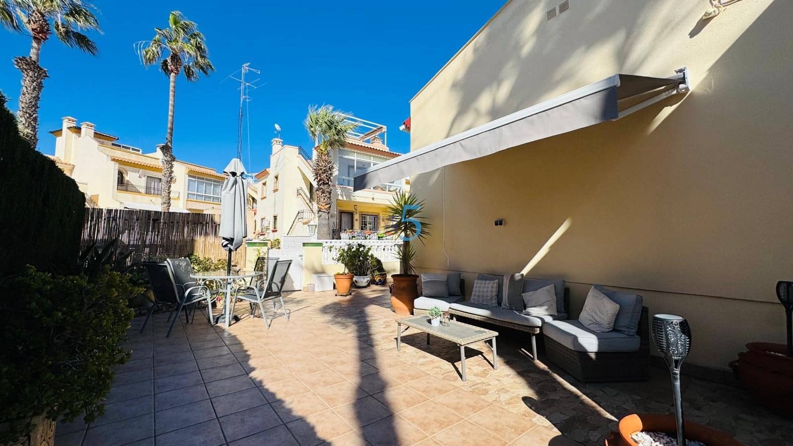 3 makuuhuone Huvila myytävänä paikassa Playa Flamenca mukana uima-altaan 
autotalli - 359 900 € (Ref: 9570345)