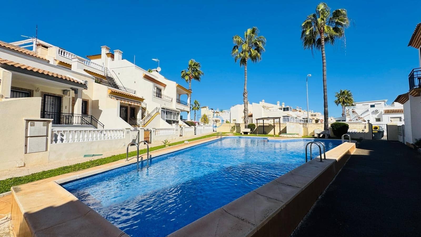 3 makuuhuone Huvila myytävänä paikassa Playa Flamenca mukana uima-altaan 
autotalli - 359 900 € (Ref: 9570345)