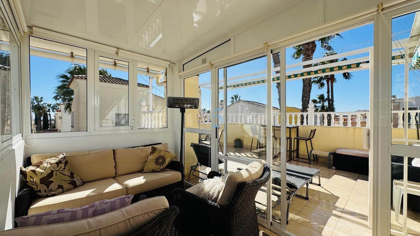 3 makuuhuone Huvila myytävänä paikassa Playa Flamenca mukana uima-altaan 
autotalli - 359 900 € (Ref: 9570345)