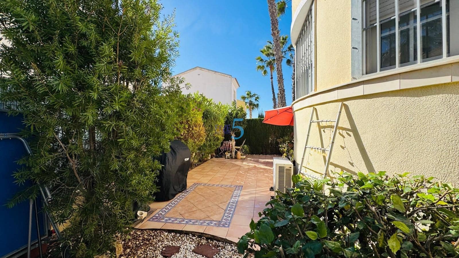 3 makuuhuone Huvila myytävänä paikassa Playa Flamenca mukana uima-altaan 
autotalli - 359 900 € (Ref: 9570345)