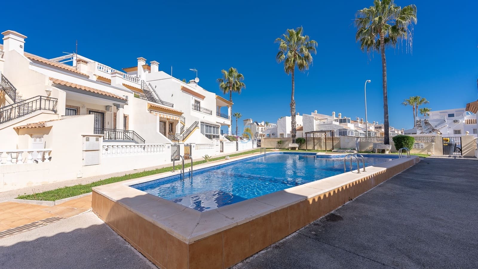Chalet de 3 habitaciones en Playa Flamenca en venta con piscina garaje - 349.900 € (Ref: 9570345)
