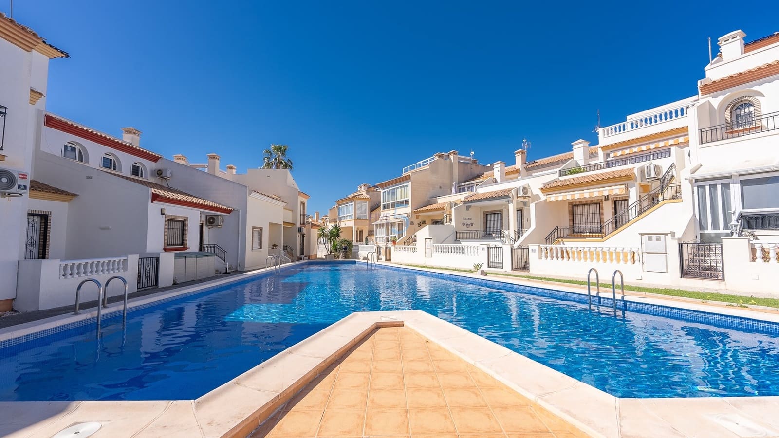 Chalet de 3 habitaciones en Playa Flamenca en venta con piscina garaje - 349.900 € (Ref: 9570345)