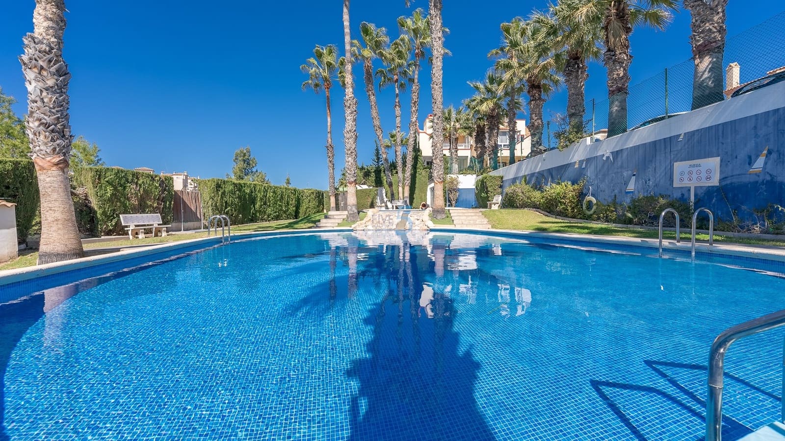 Chalet de 3 habitaciones en Playa Flamenca en venta con piscina garaje - 349.900 € (Ref: 9570345)