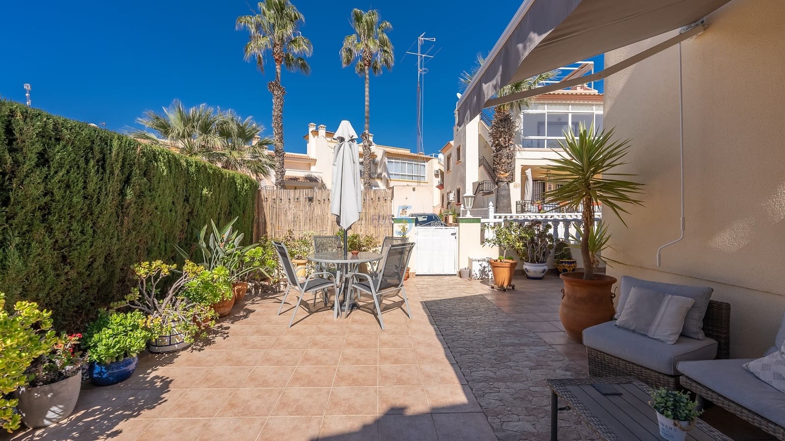 Chalet de 3 habitaciones en Playa Flamenca en venta con piscina garaje - 349.900 € (Ref: 9570345)