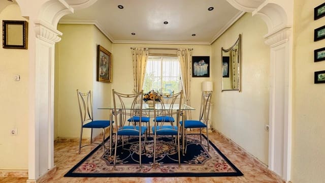 3 makuuhuone Huvila myytävänä paikassa Villamartin, Orihuela mukana uima-altaan 
autotalli - 285 000 € (Ref: 9581374)