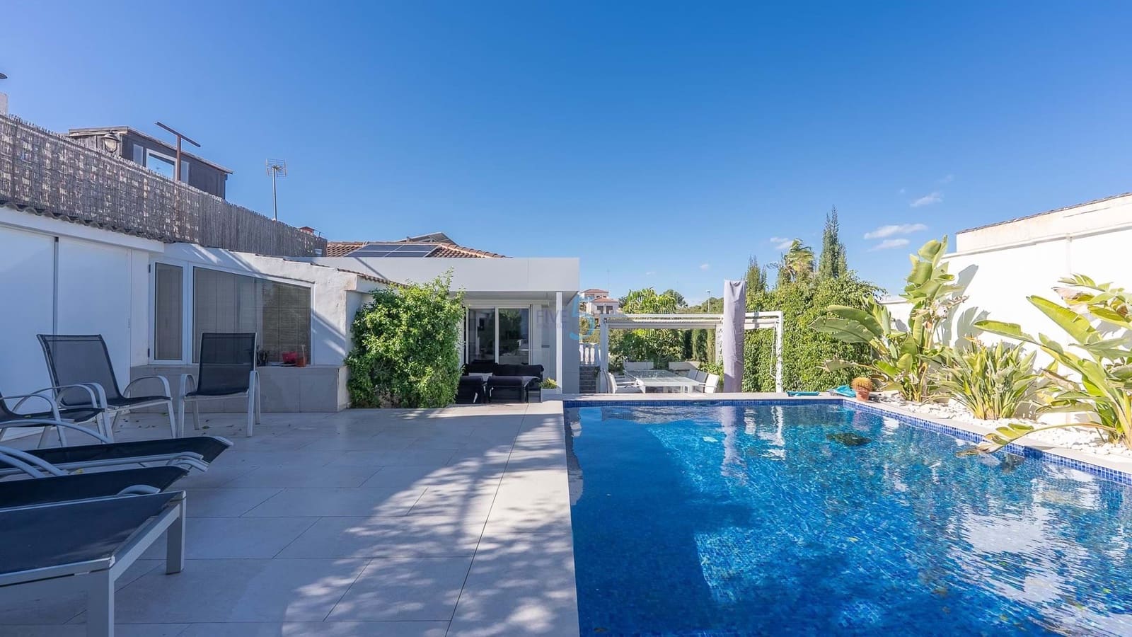 3 Zimmer Villa zu verkaufen in Los Balcones mit Pool Garage - 585.000 € (Ref: 9581375)