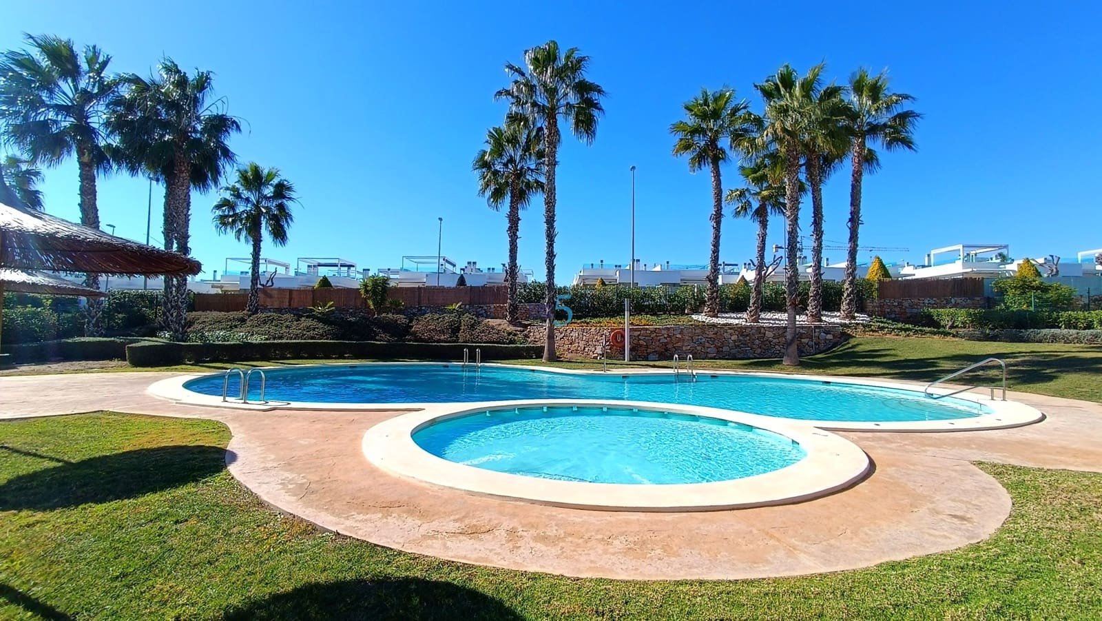 3 sypialnia Apartament na sprzedaż w Vistabella z basenem garażem - 275 000 € (Ref: 9581376)