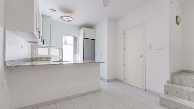 3 soverom Hus til salgs i Torrevieja med svømmebasseng - € 230 000 (Ref: 9593153)