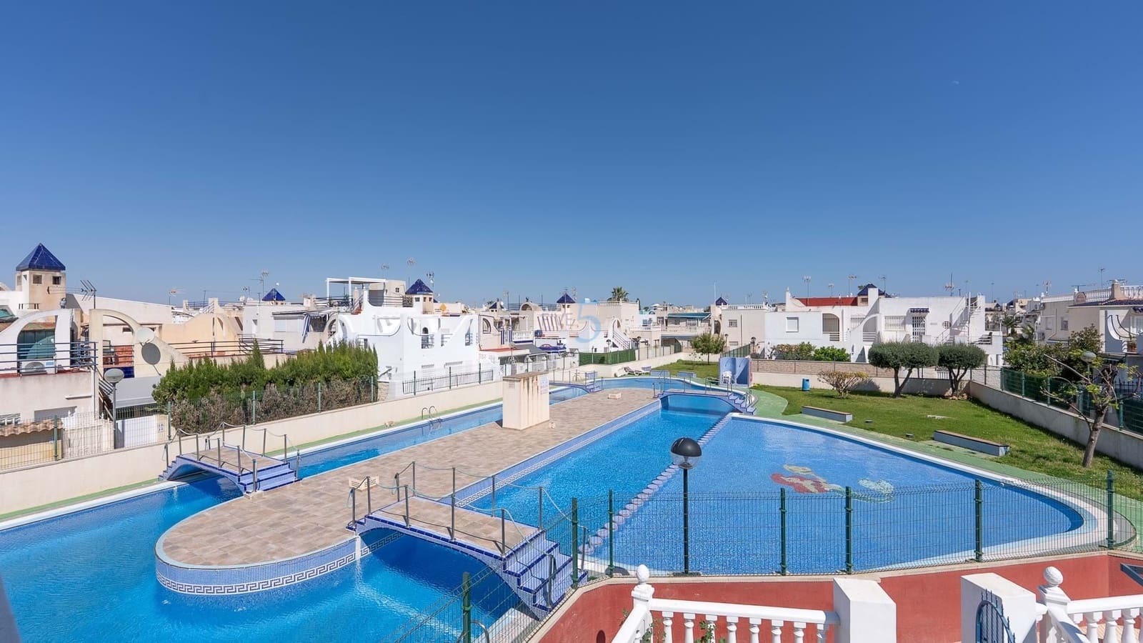 3 soverom Hus til salgs i Torrevieja med svømmebasseng - € 230 000 (Ref: 9593153)