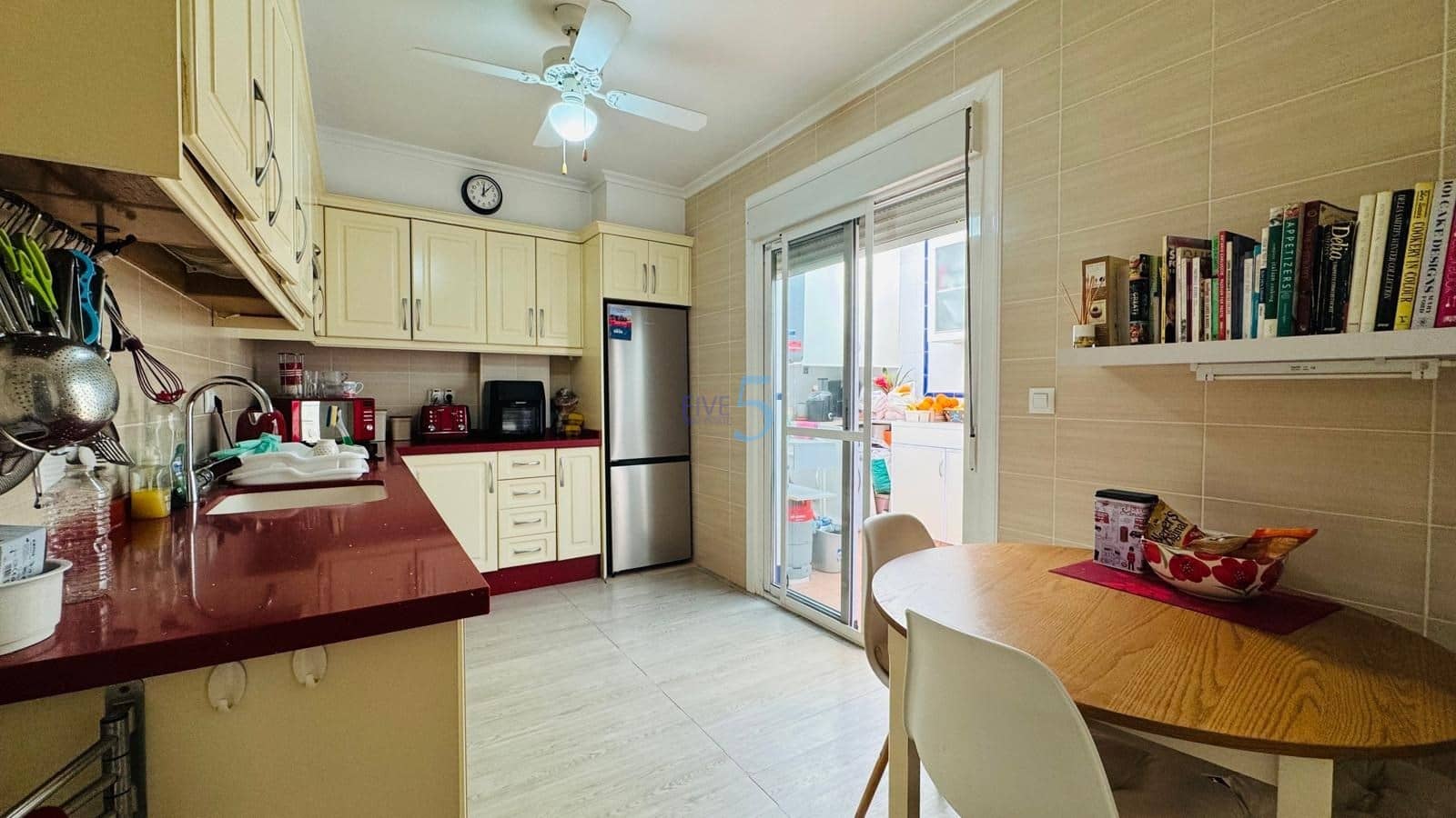 4 makuuhuone Omakotitalo myytävänä paikassa Almoradi mukana uima-altaan 
autotalli - 259 000 € (Ref: 9603217)