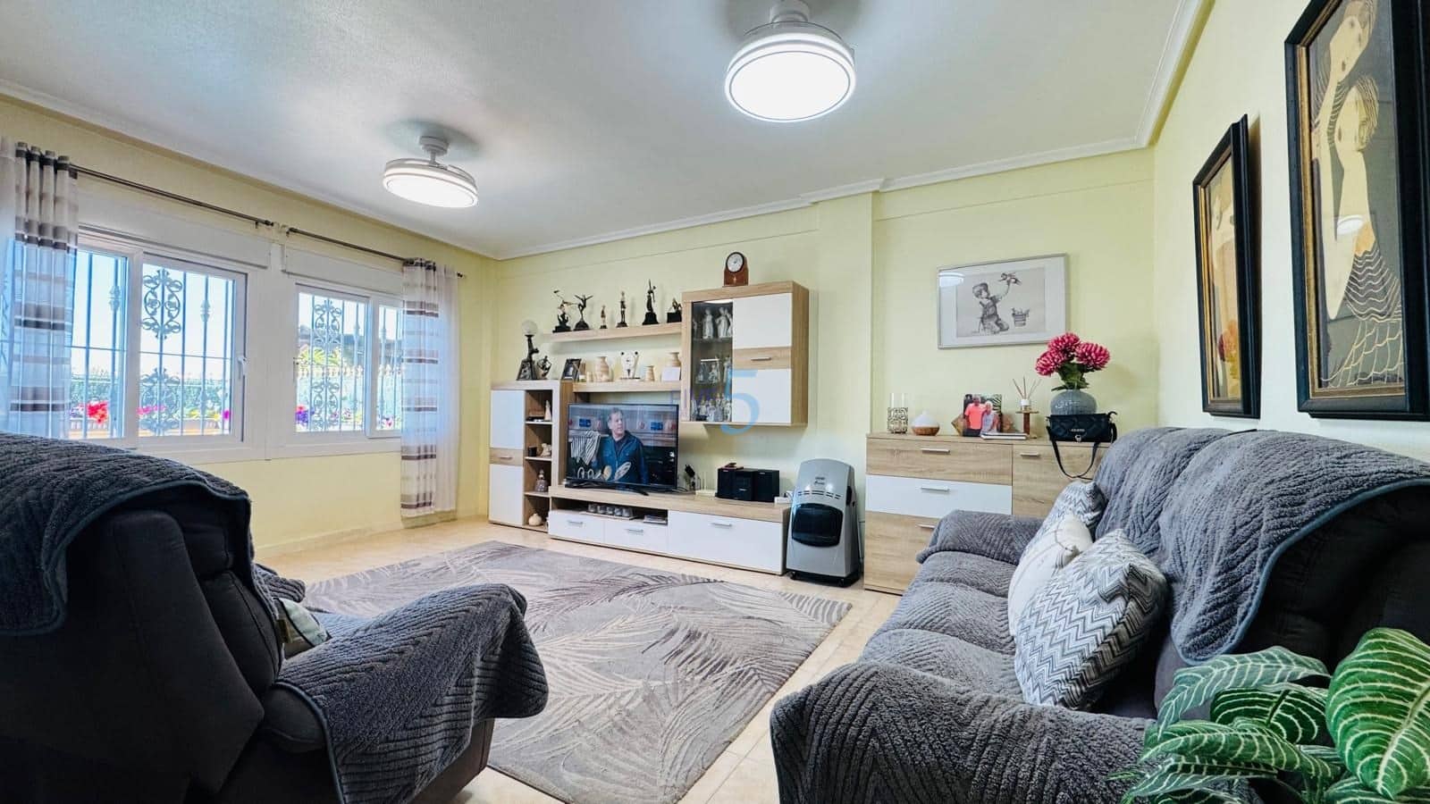 4 makuuhuone Omakotitalo myytävänä paikassa Almoradi mukana uima-altaan 
autotalli - 259 000 € (Ref: 9603217)