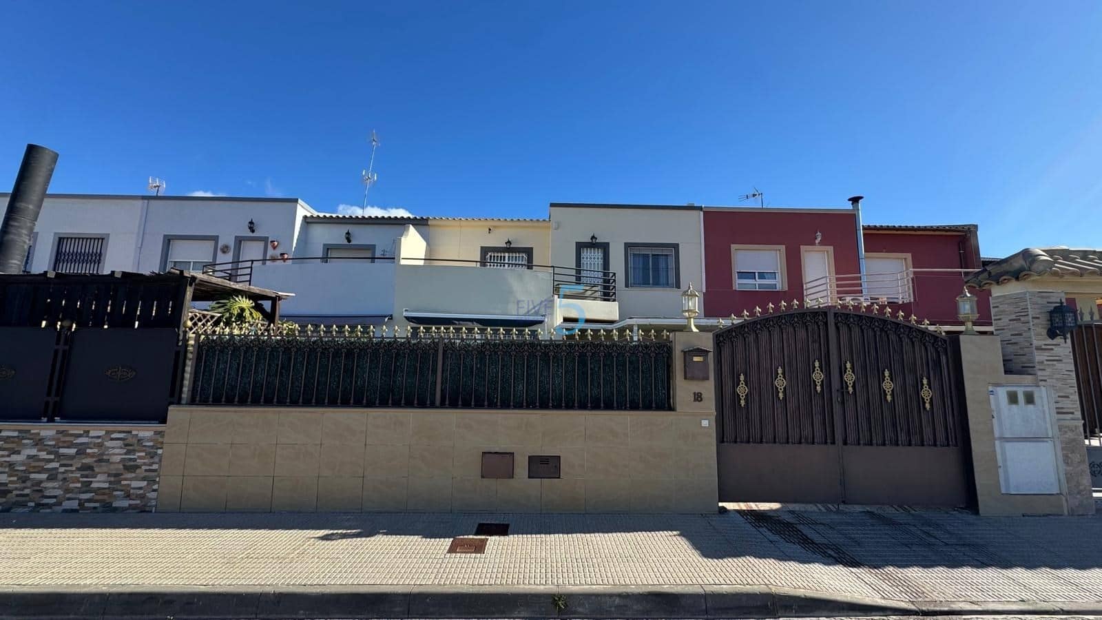 4 makuuhuone Omakotitalo myytävänä paikassa Almoradi mukana uima-altaan 
autotalli - 259 000 € (Ref: 9603217)