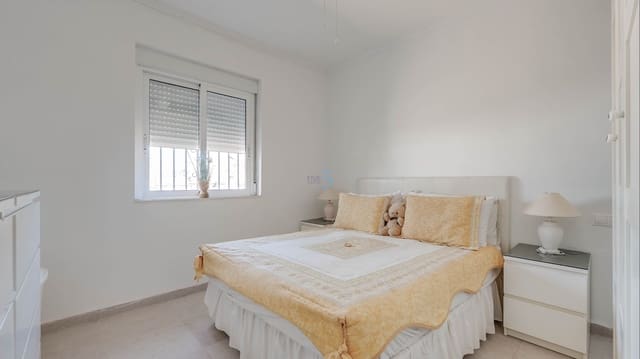 3 sypialnia Willa na sprzedaż w Torrevieja z basenem - 399 999 € (Ref: 9606765)