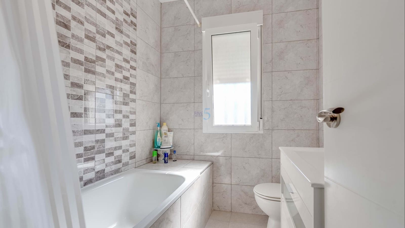 3 sypialnia Willa na sprzedaż w Torrevieja z basenem - 399 999 € (Ref: 9606765)