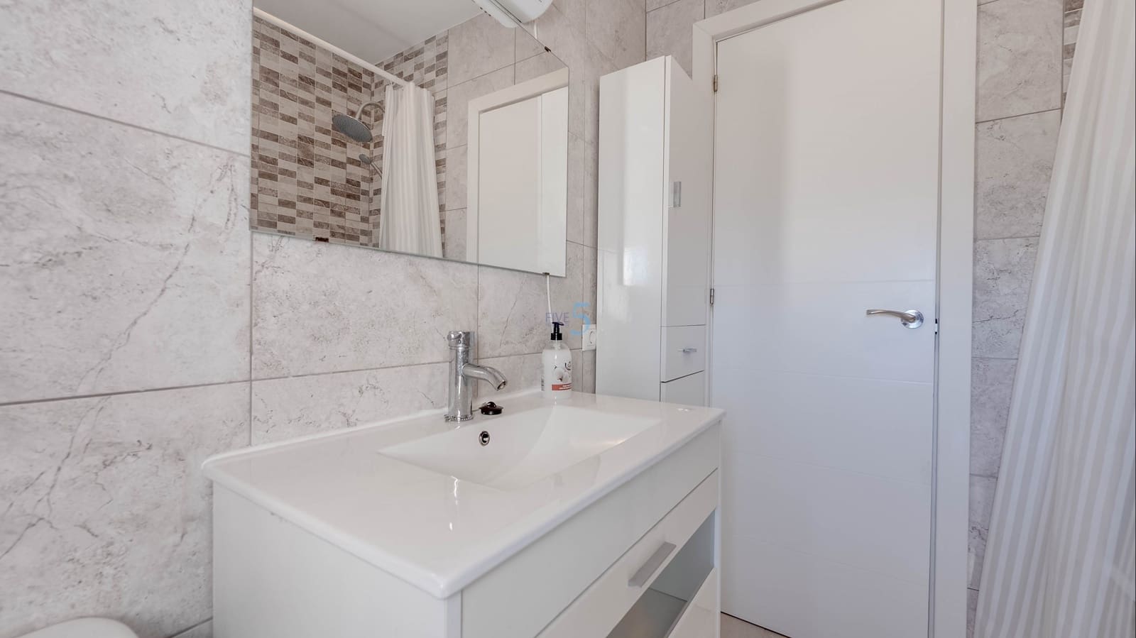 3 sypialnia Willa na sprzedaż w Torrevieja z basenem - 399 999 € (Ref: 9606765)