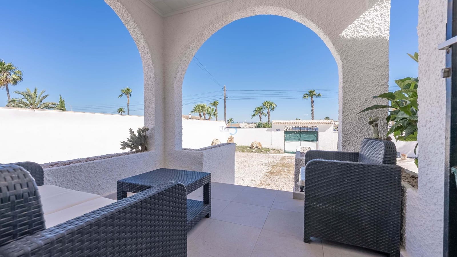 3 sypialnia Willa na sprzedaż w Torrevieja z basenem - 399 999 € (Ref: 9606765)