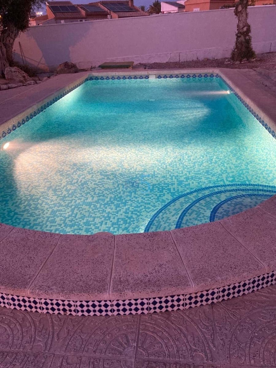 3 sypialnia Willa na sprzedaż w Torrevieja z basenem - 399 999 € (Ref: 9606765)