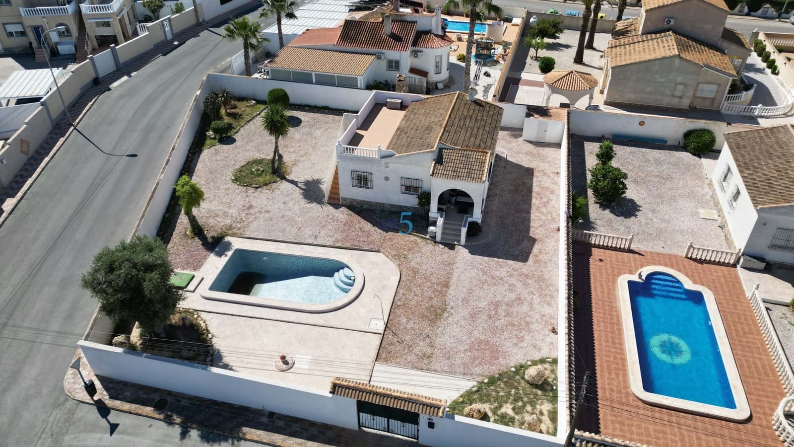 3 sypialnia Willa na sprzedaż w Torrevieja z basenem - 399 999 € (Ref: 9606765)