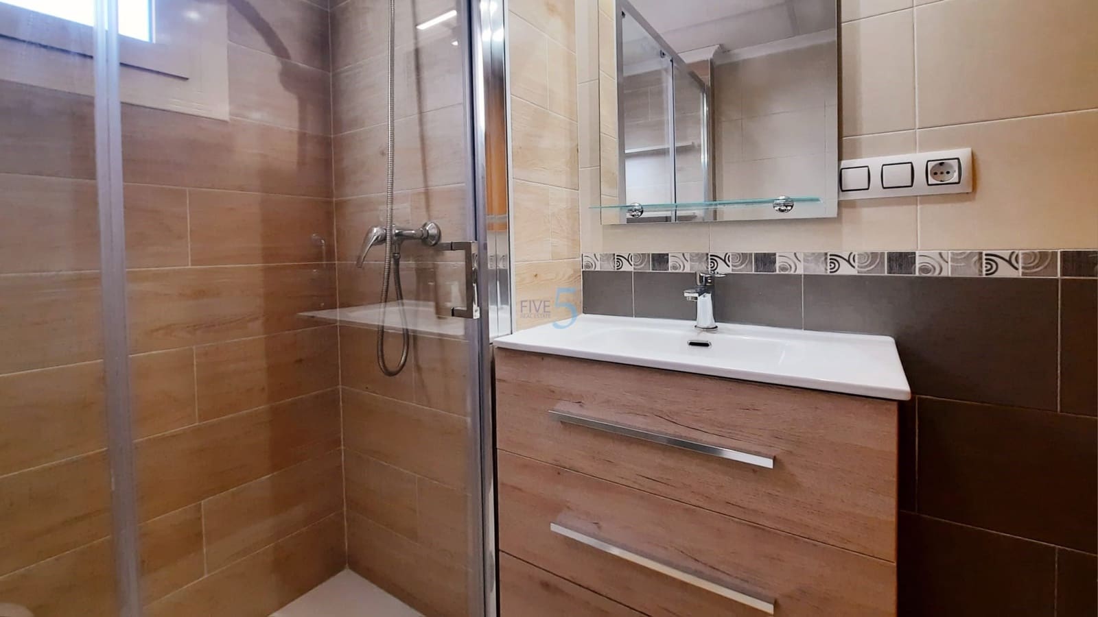 3 makuuhuone Omakotitalo myytävänä paikassa Guardamar del Segura mukana uima-altaan 
autotalli - 267 400 € (Ref: 9610134)