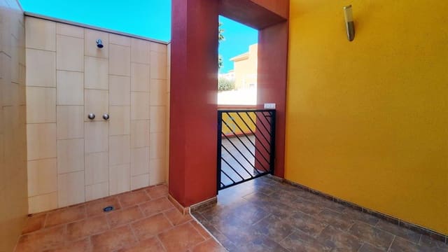 3 makuuhuone Omakotitalo myytävänä paikassa Guardamar del Segura mukana uima-altaan 
autotalli - 267 400 € (Ref: 9610134)