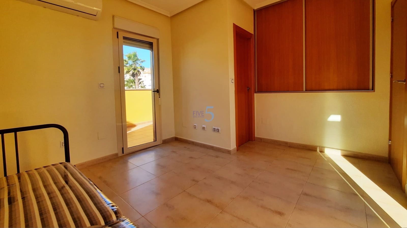 3 makuuhuone Omakotitalo myytävänä paikassa Guardamar del Segura mukana uima-altaan 
autotalli - 267 400 € (Ref: 9610134)