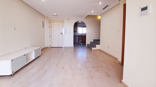 3 makuuhuone Omakotitalo myytävänä paikassa Guardamar del Segura mukana uima-altaan 
autotalli - 267 400 € (Ref: 9610134)