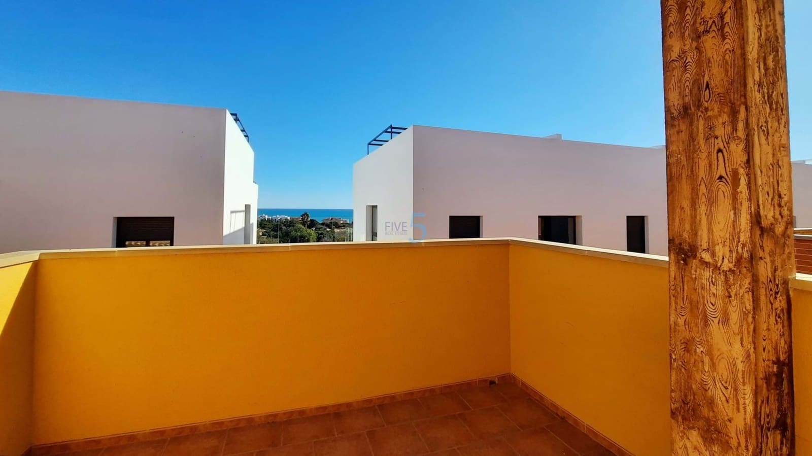 3 makuuhuone Omakotitalo myytävänä paikassa Guardamar del Segura mukana uima-altaan 
autotalli - 267 400 € (Ref: 9610134)