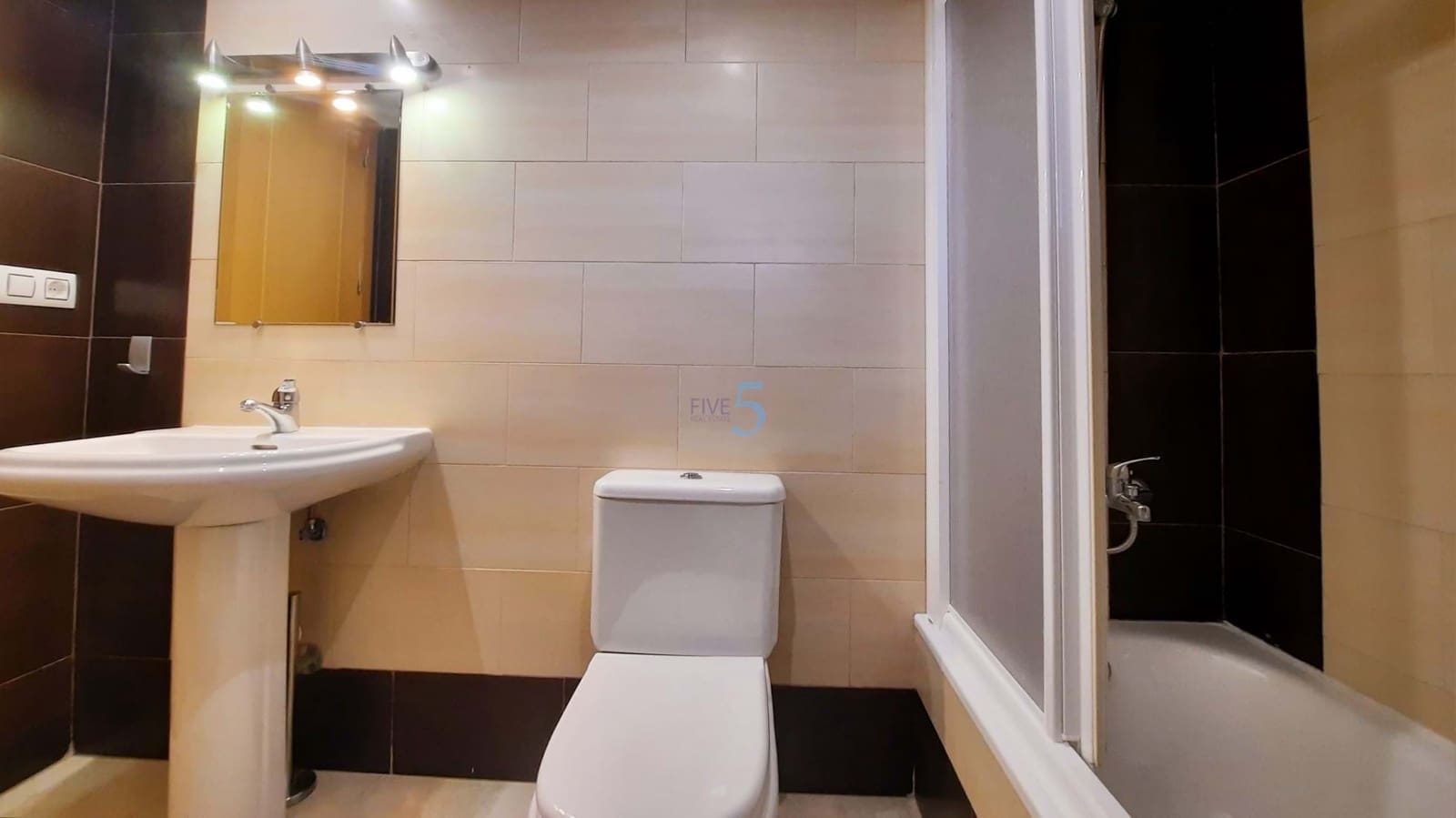 3 makuuhuone Omakotitalo myytävänä paikassa Guardamar del Segura mukana uima-altaan 
autotalli - 267 400 € (Ref: 9610134)