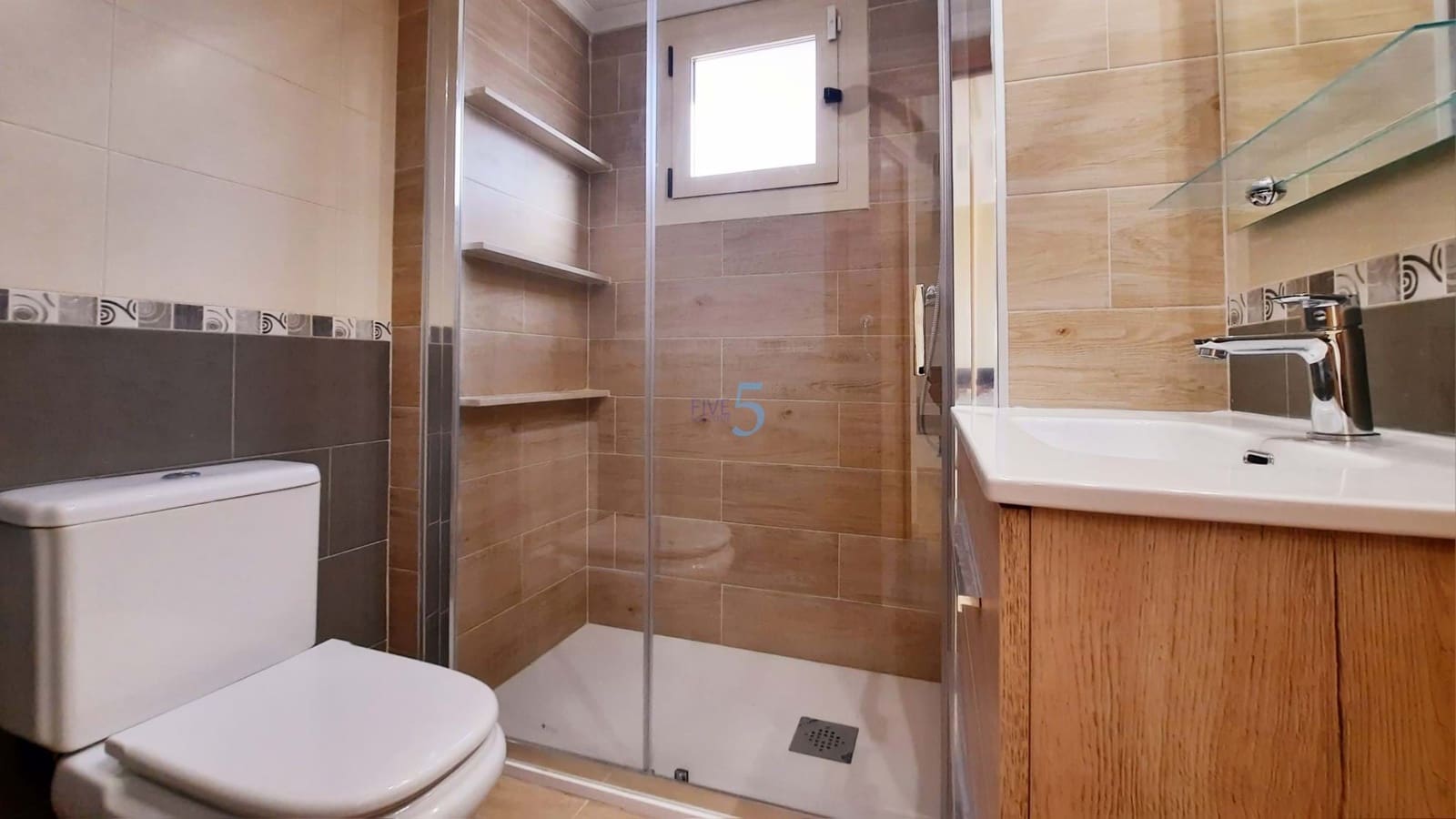 3 makuuhuone Omakotitalo myytävänä paikassa Guardamar del Segura mukana uima-altaan 
autotalli - 267 400 € (Ref: 9610134)