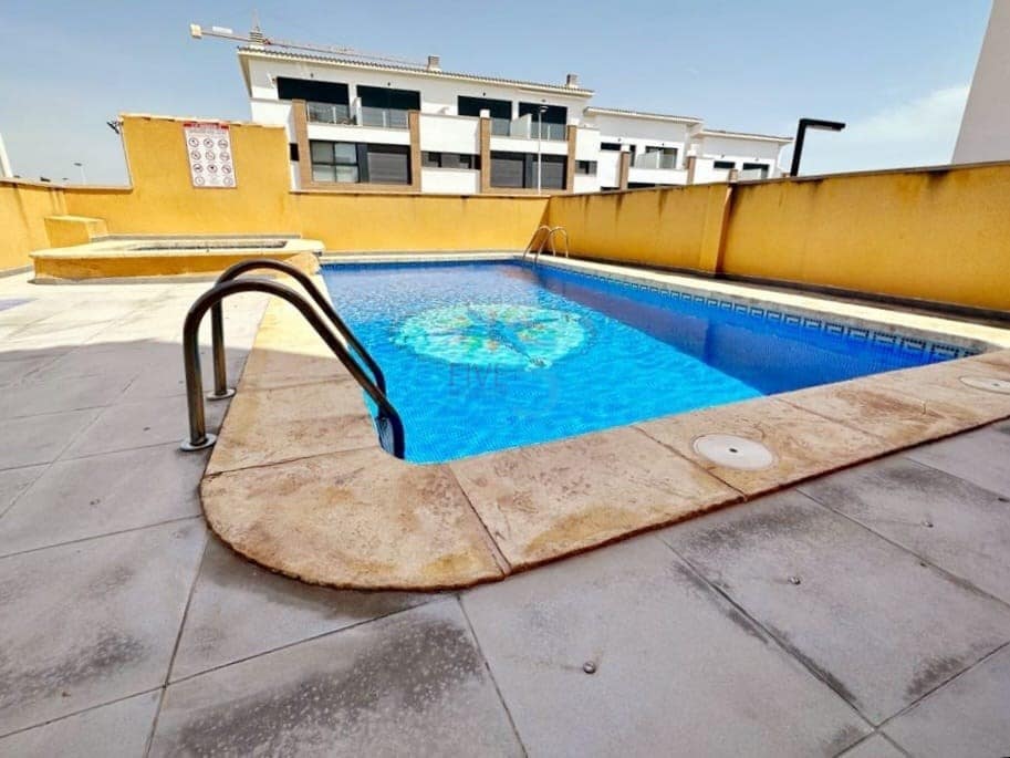 3 makuuhuone Omakotitalo myytävänä paikassa Guardamar del Segura mukana uima-altaan 
autotalli - 237 400 € (Ref: 9610135)