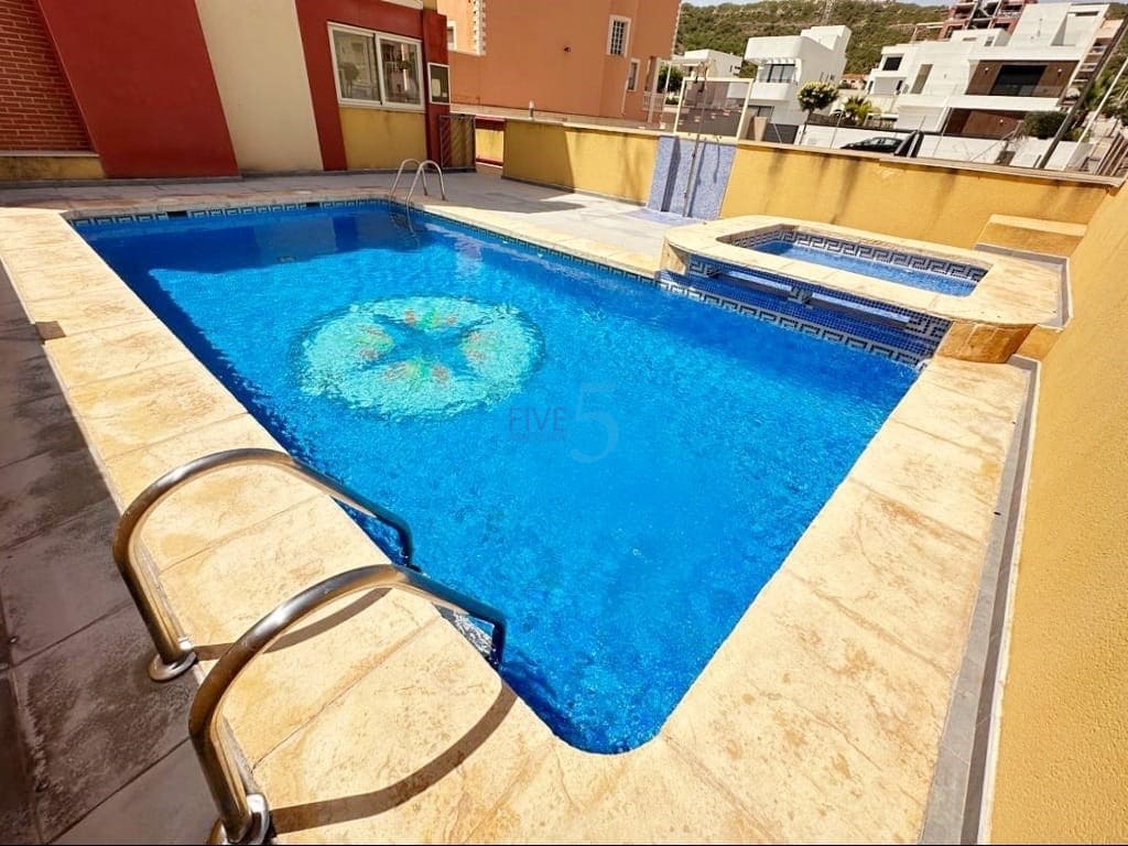 3 makuuhuone Omakotitalo myytävänä paikassa Guardamar del Segura mukana uima-altaan 
autotalli - 237 400 € (Ref: 9610135)