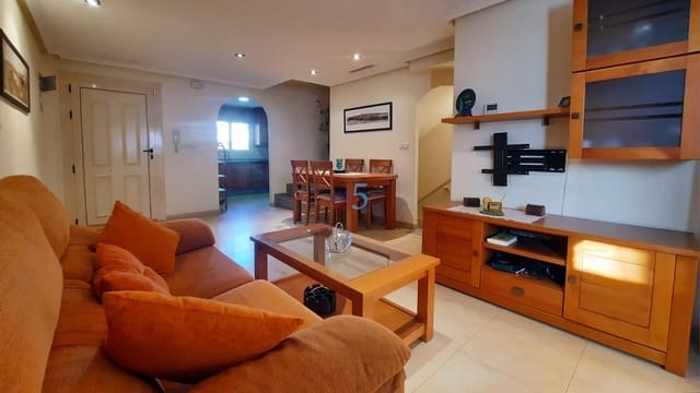 3 makuuhuone Omakotitalo myytävänä paikassa Guardamar del Segura mukana uima-altaan 
autotalli - 237 400 € (Ref: 9610135)