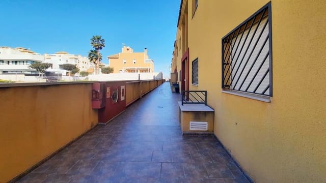 3 makuuhuone Omakotitalo myytävänä paikassa Guardamar del Segura mukana uima-altaan 
autotalli - 237 400 € (Ref: 9610135)