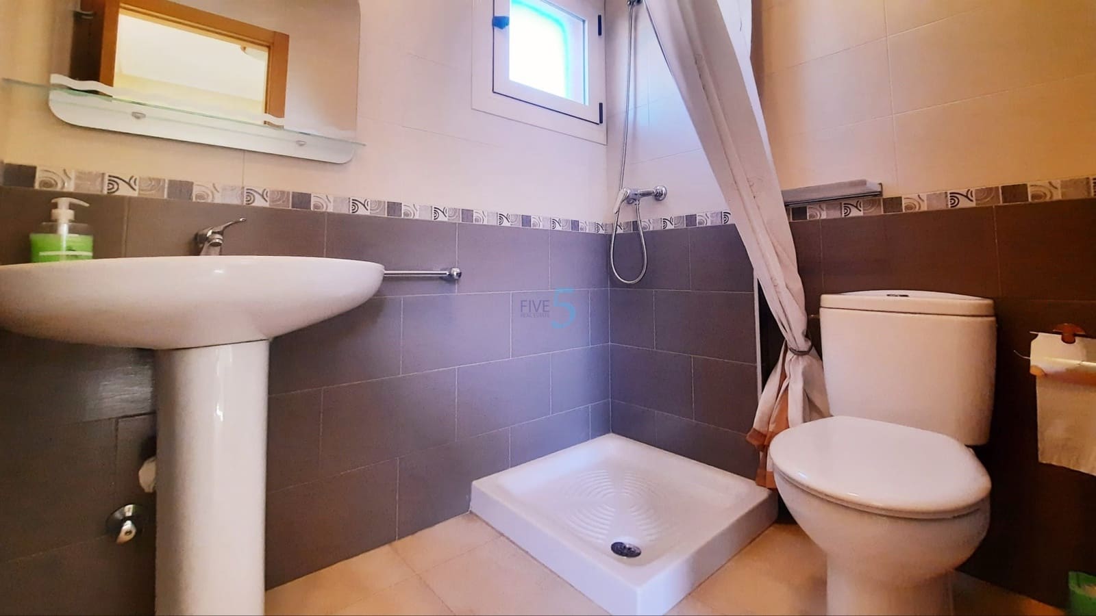 3 makuuhuone Omakotitalo myytävänä paikassa Guardamar del Segura mukana uima-altaan 
autotalli - 237 400 € (Ref: 9610135)