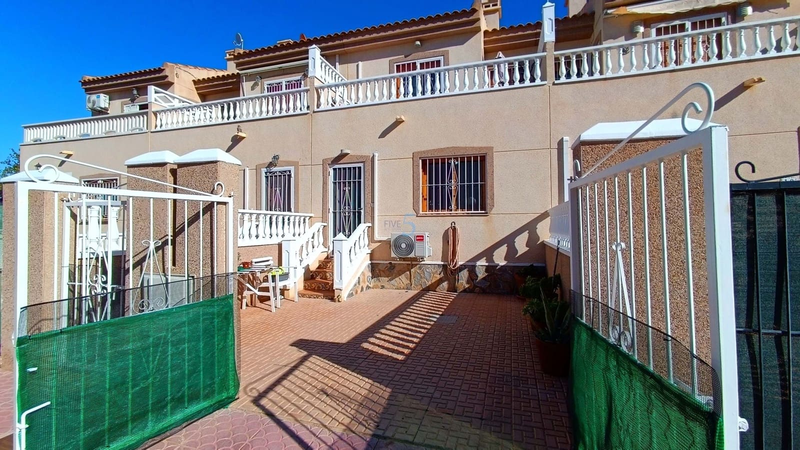 2 soveværelse Byhus til salg i Ciudad Quesada med swimmingpool - € 149.999 (Ref: 9614241)