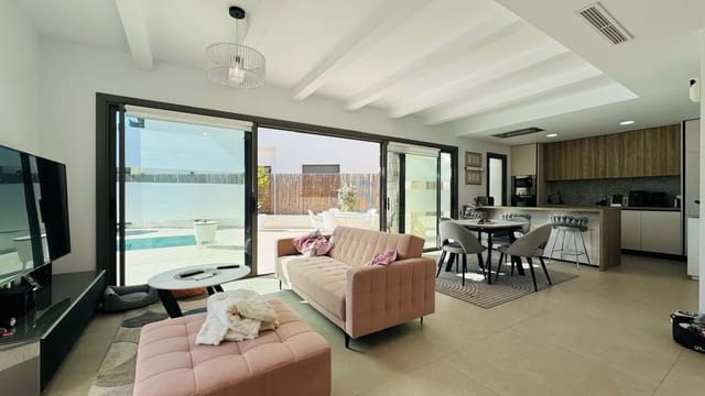 Chalet de 3 habitaciones en Villamartin, Orihuela en venta con piscina garaje - 502.000 € (Ref: 9624094)