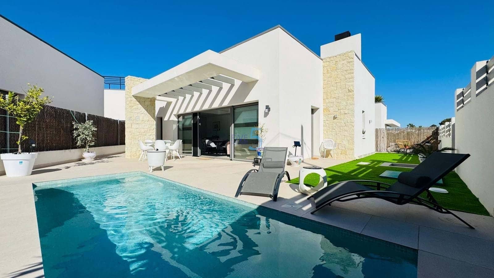 Chalet de 3 habitaciones en Villamartin en venta con piscina garaje - 502.000 € (Ref: 9624094)