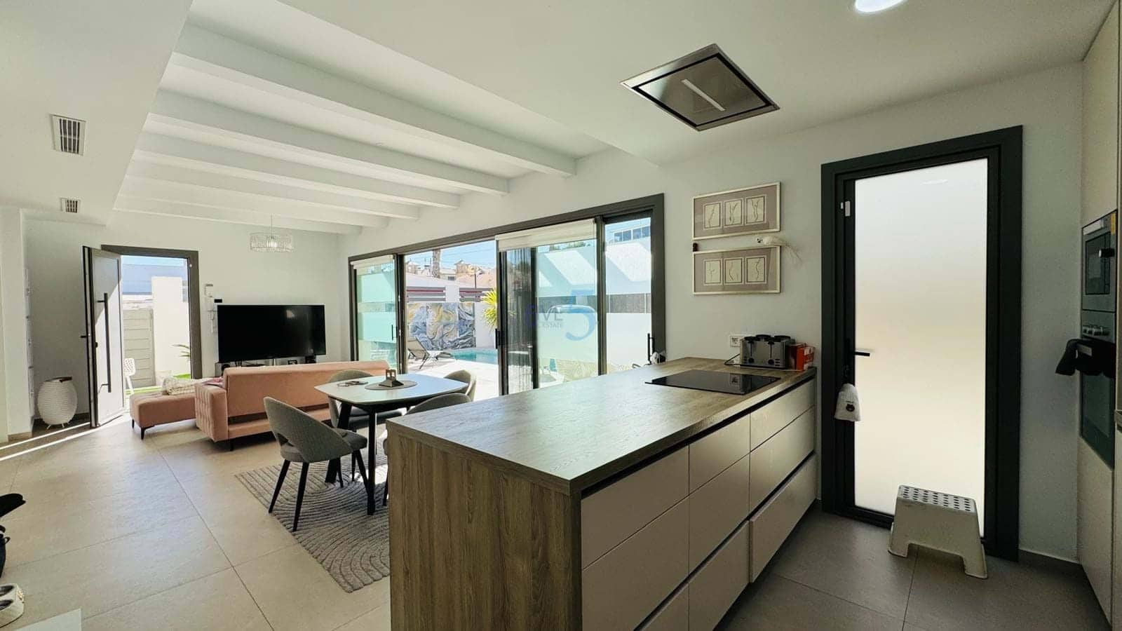 Chalet de 3 habitaciones en Villamartin en venta con piscina garaje - 502.000 € (Ref: 9624094)