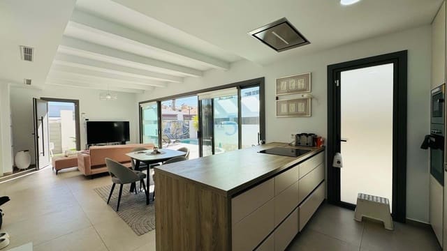 Chalet de 3 habitaciones en Villamartin, Orihuela en venta con piscina garaje - 502.000 € (Ref: 9624094)